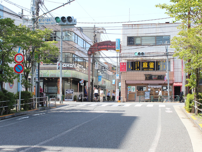 「幡ヶ谷不動尊入口」交差点を左折し、東日本銀行の方向へ進みます。